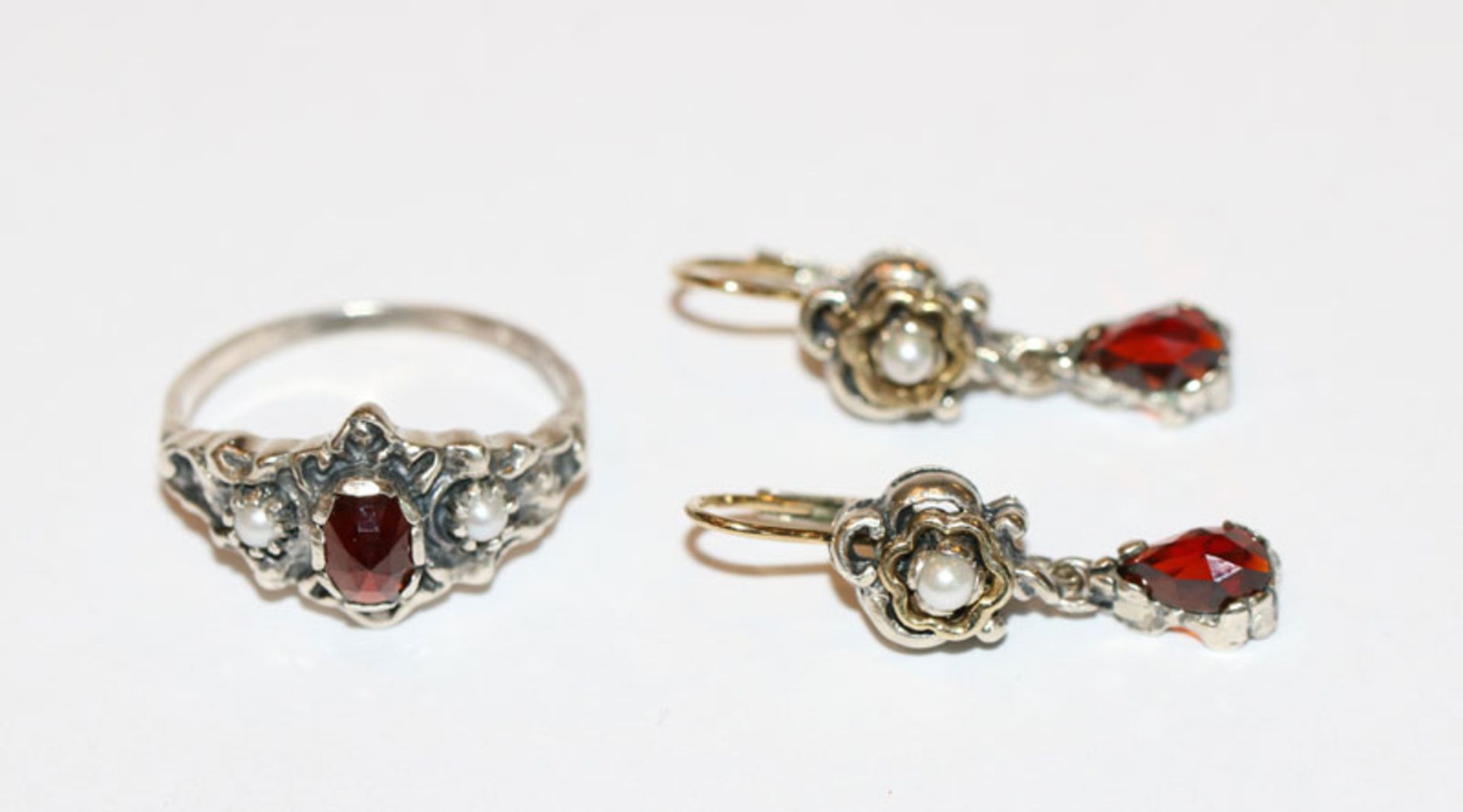 Silber Schmuck-Set, Paar Ohrhänger mit Granat und Perle, L 2,5 cm und passender Ring, Gr. 55