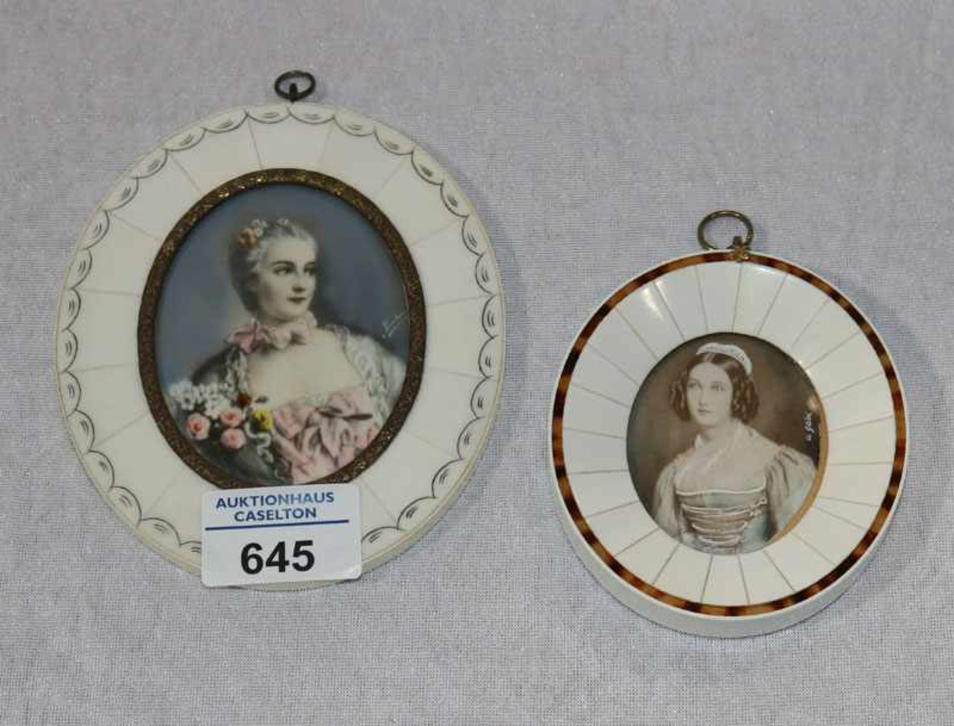 2 Medaillonbilder 'Madam Pompadour' und 'Helene Sedelmayr', beide in ovalem Beinrahmen, 13 cm x 11,5