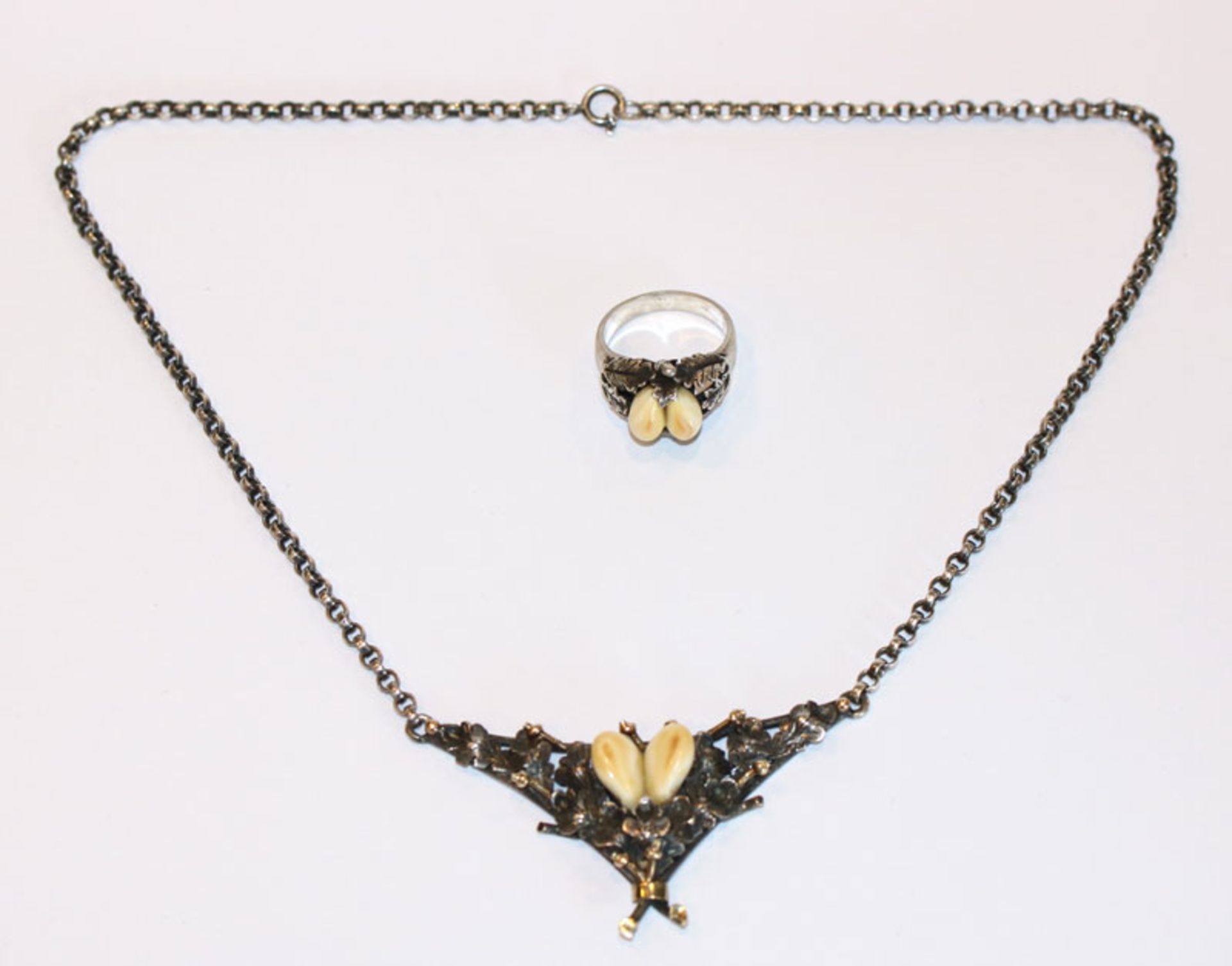 Silber Trachten-Collierkette mit plastischem Eichenlaub und Grandeln, L 44 cm, und passender Ring,