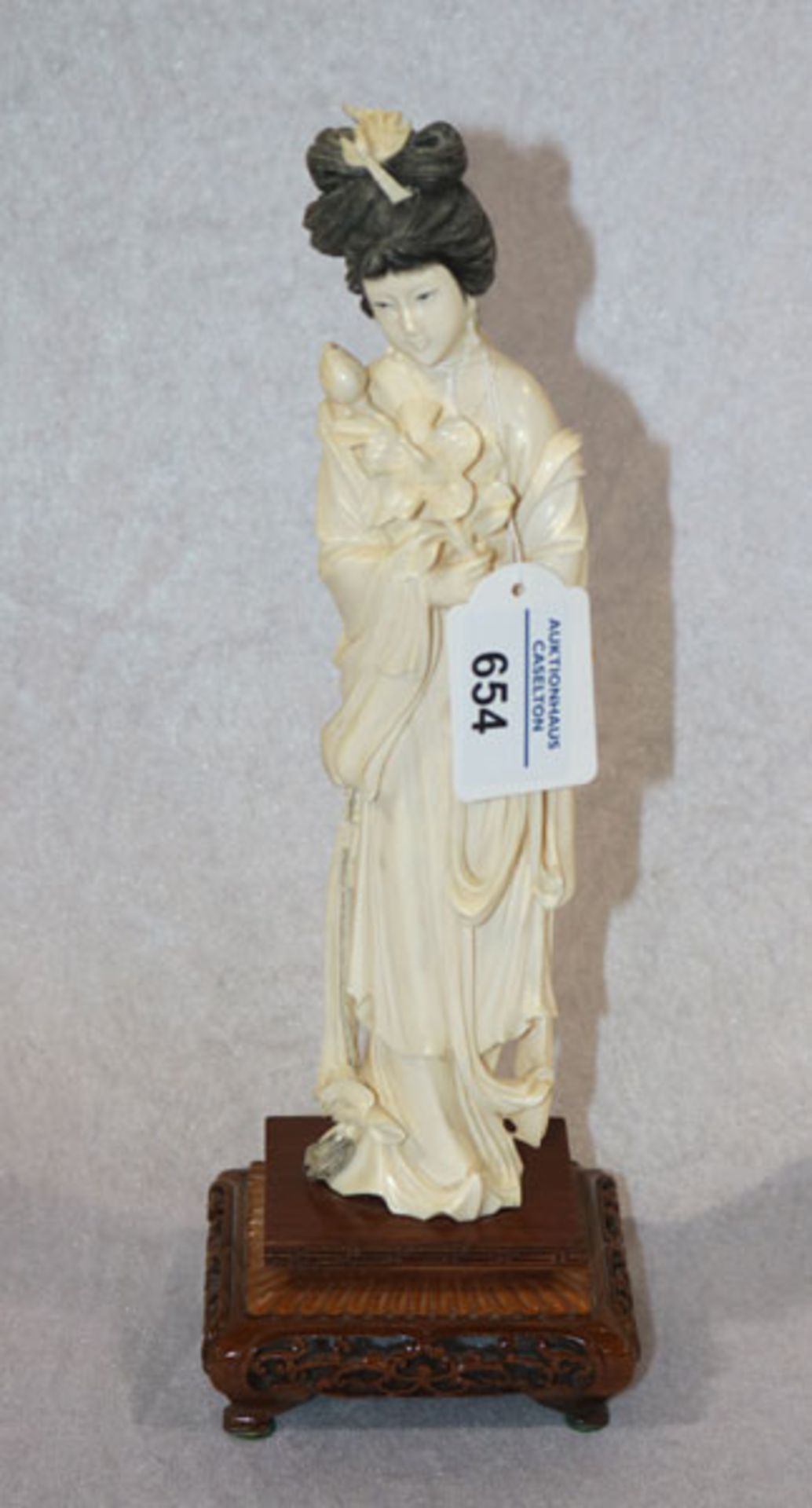 Elfenbein Figur 'Chinesin mit Blumen', feine chinesische Schnitzerei, auf passendem Holzsockel, H