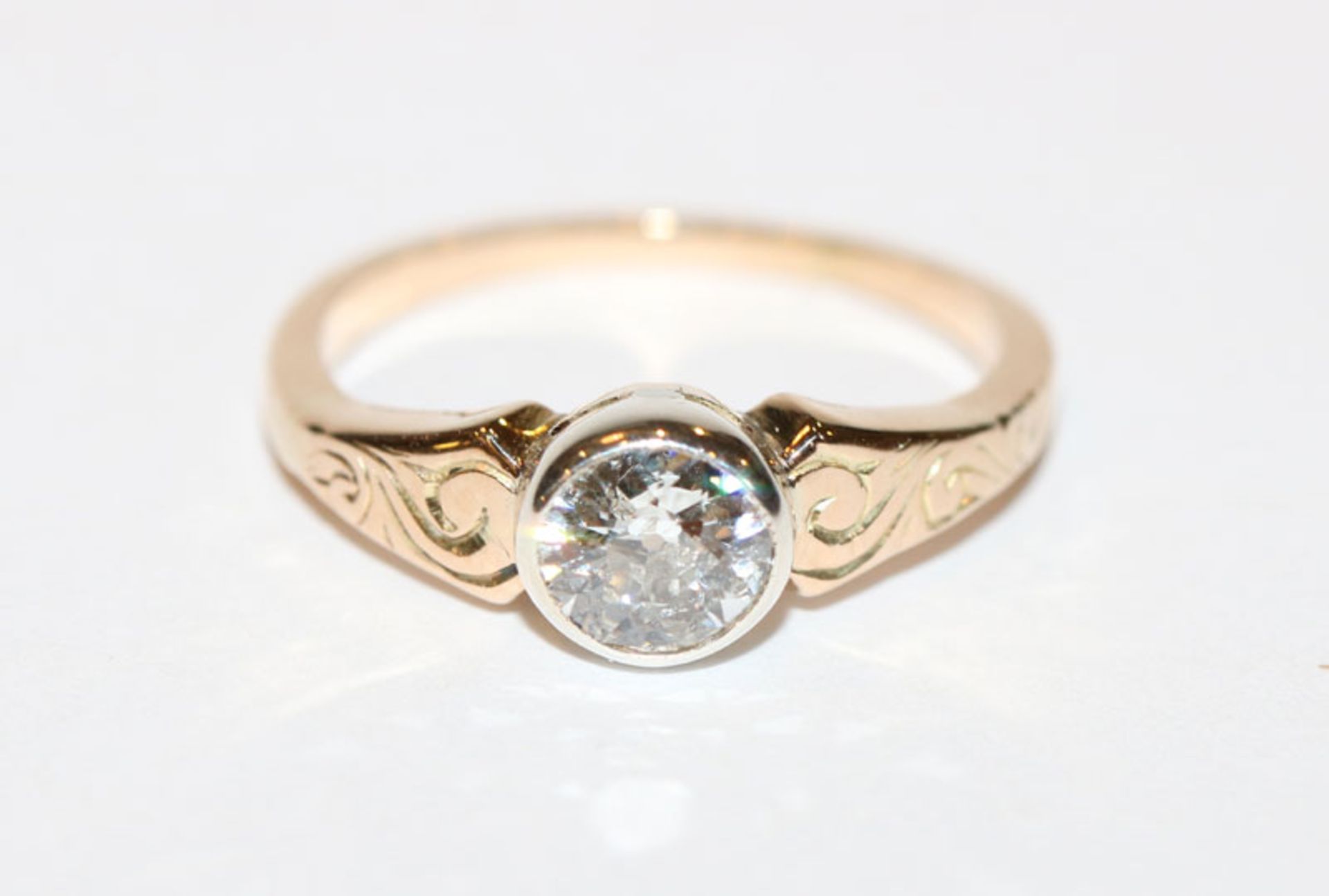 14 k Gelbgold Ring mit 0,65 ct. Diamant in Weißgold gefaßt, Gr. 55, klassische Handarbeit