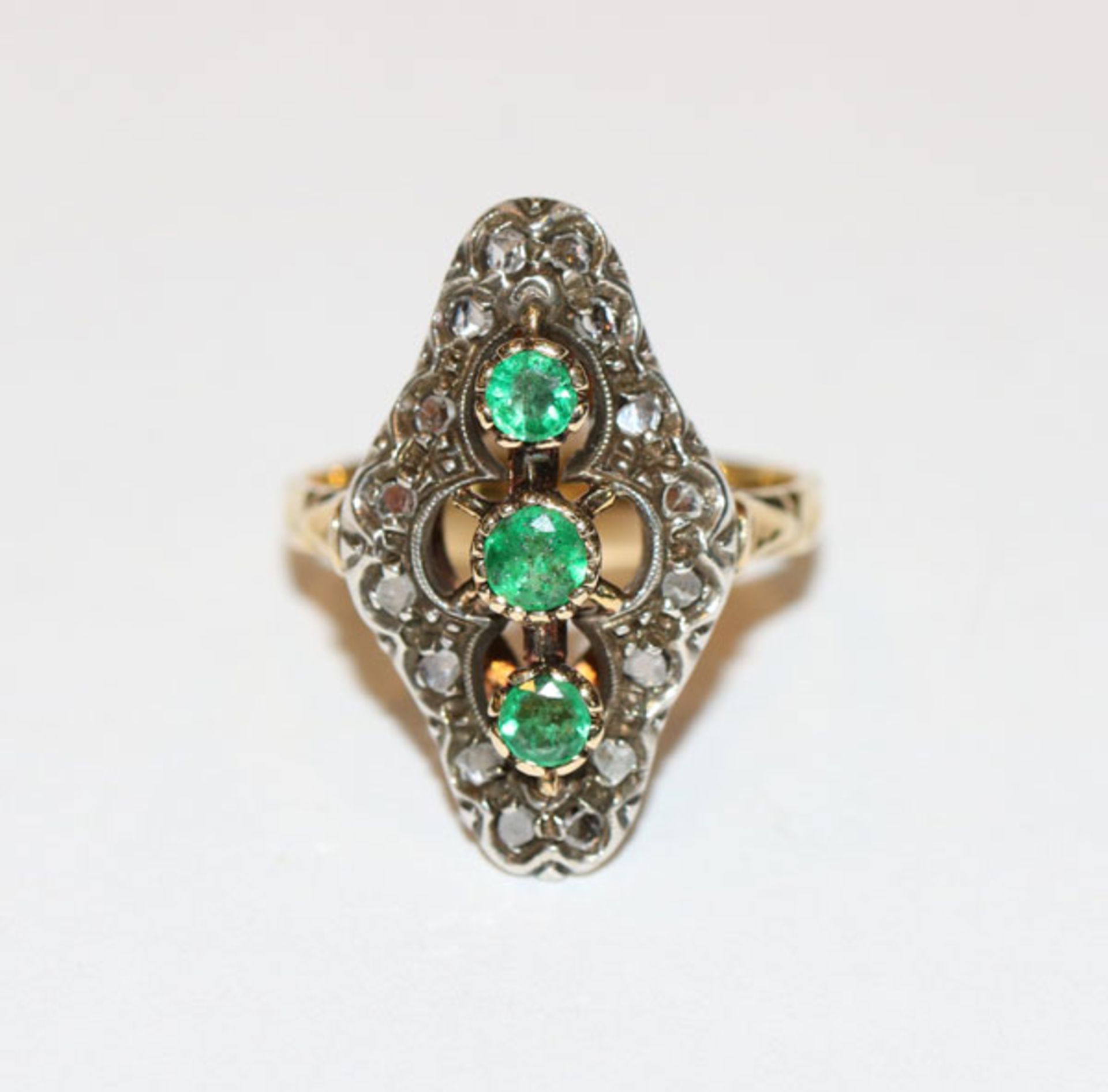 18 k Gelbgold/Silber Ring mit Fensterdiamanten und 3 grünen Farbsteinen ?, Gr., 57, 5,6 gr.,