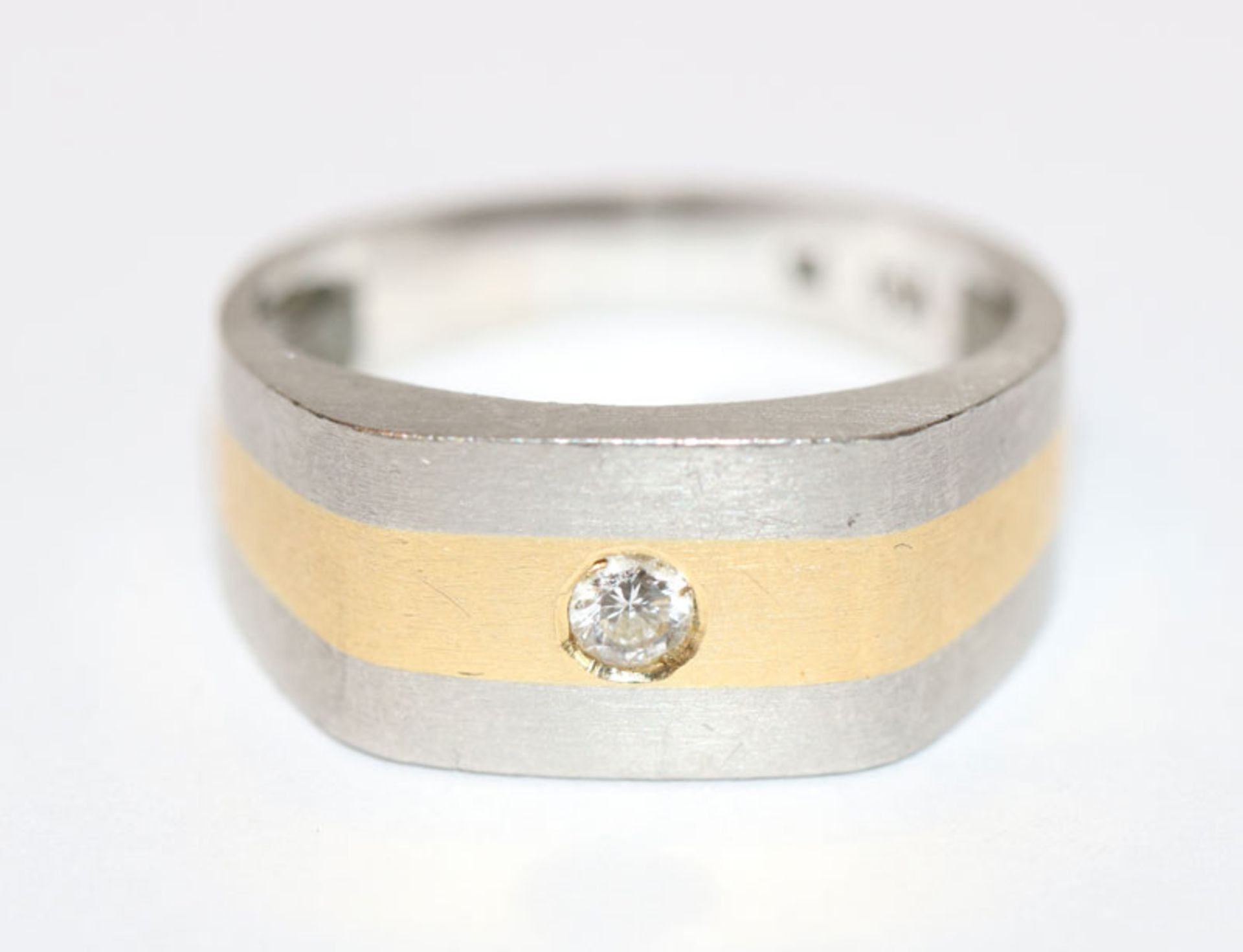 Platin Ring mit Golddekor und Diamant, Gr. 56, 8,6 gr.