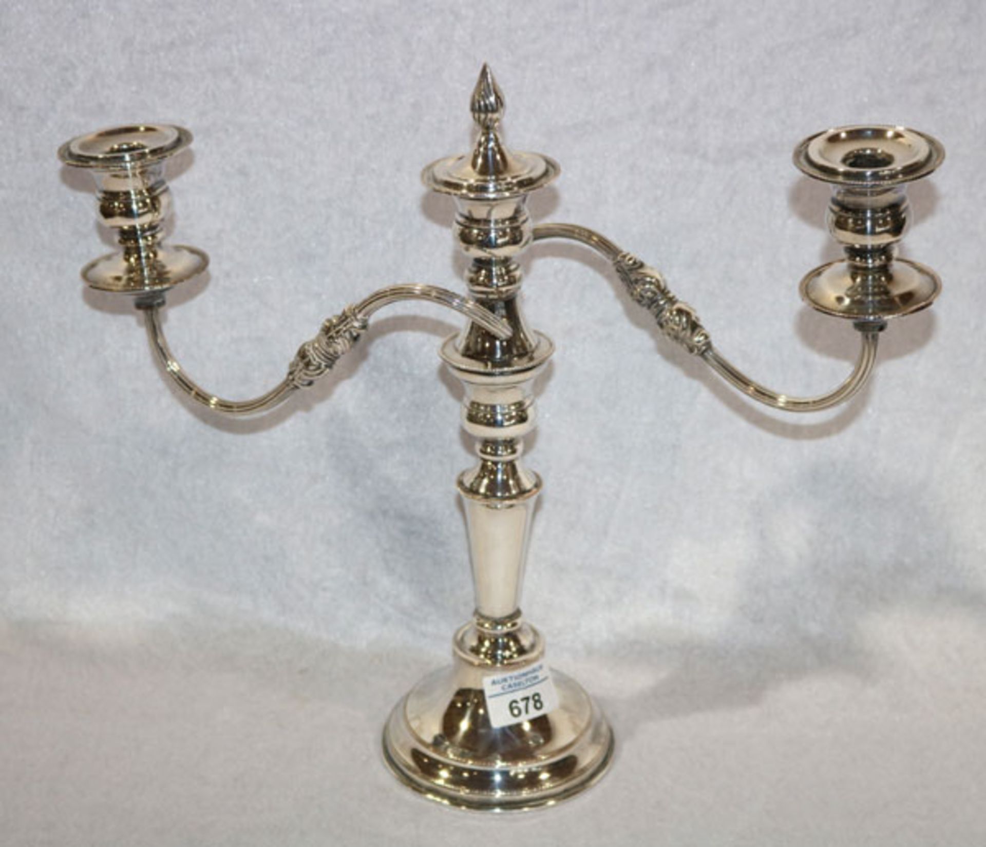 Englischer Kerzenleuchter, 3-armig in geschwungener Form, versilbert, H 32 cm, B 38 cm, T 11 cm