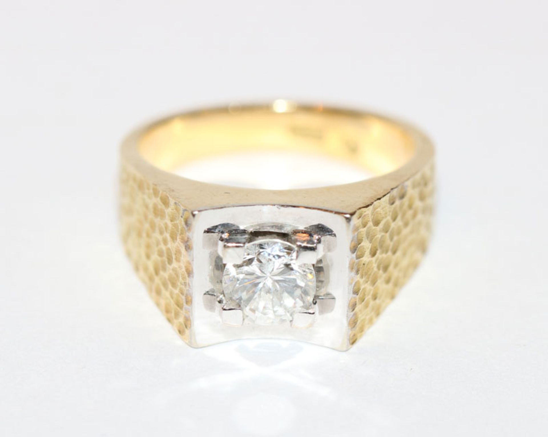18 k Gelbgold Ring mit in Weißgold gefaßten Diamanten, ca. 0,75 ct. tw Lupenrein ?, Ringschiene