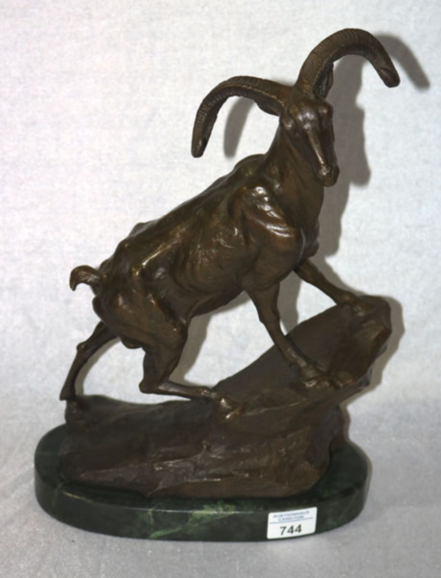 Bronze Tierskulptur 'Mufflon auf Fels', auf ovalem, günem Marmorsockel, H 40 cm, B 28 cm, T 15 cm