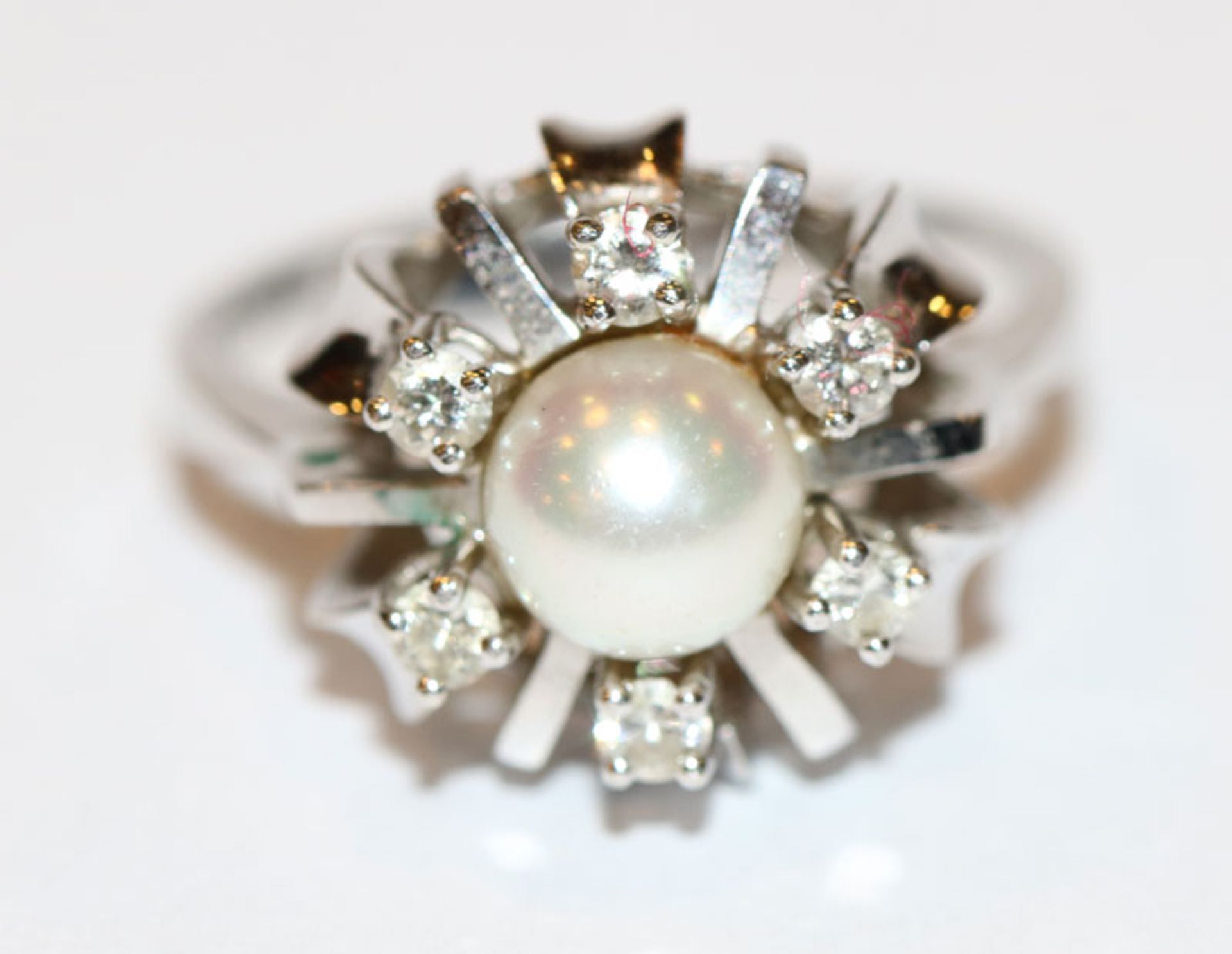 14 k Weißgold Ring mit Perle und 6 Diamanten, Gr. 52, 4,6 gr., klassische Handarbeit