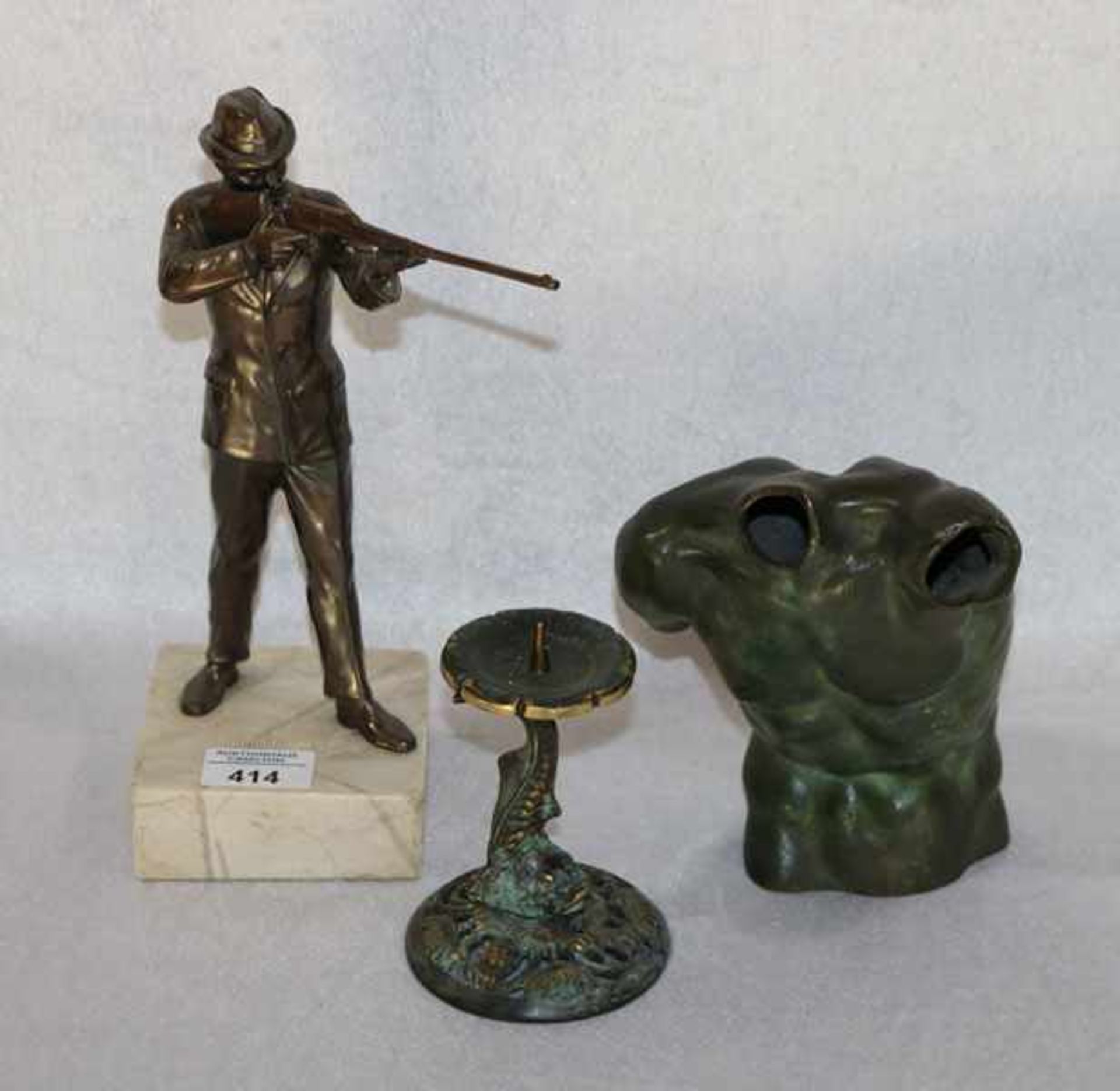Konvolut: Metallfigur 'Jäger', auf Marmorsockel, H 28 cm, Metall Korpus, H 17 cm, und Metall