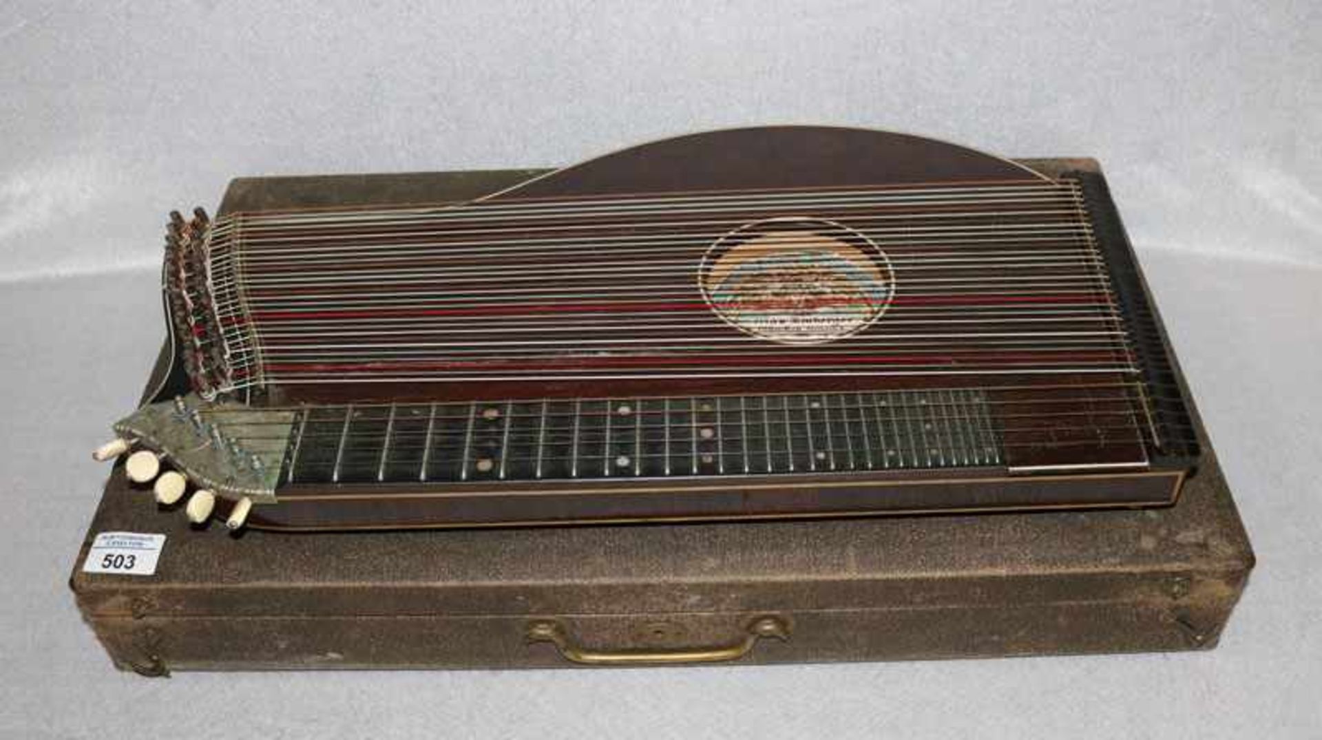 Zither 'Max Amberger München', Korpus gesprungen und geklebt, mit Kasten, bespielt und beschädigt,