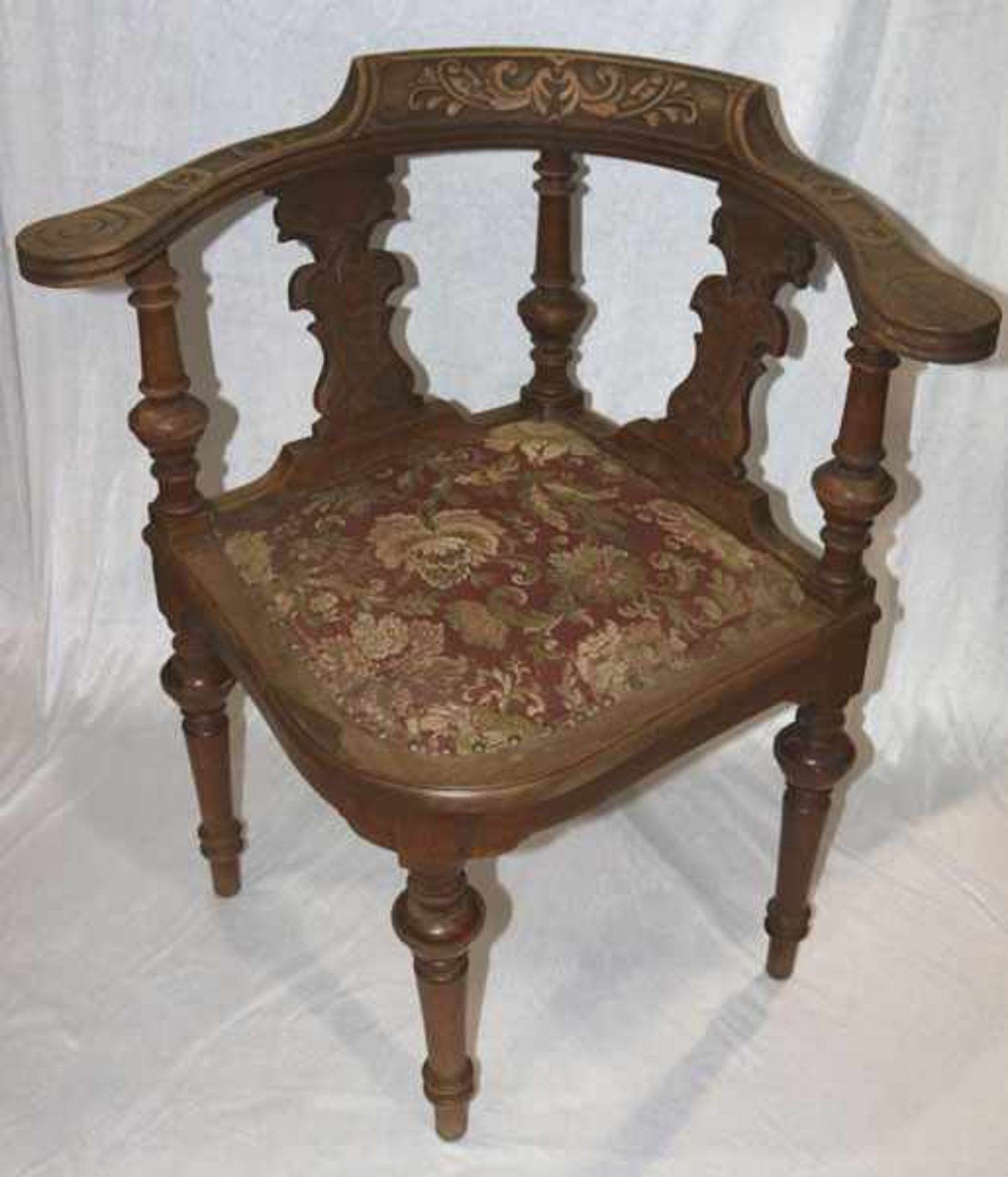 Eckstuhl, teils gedrechselt und beschnitzt, Sitz gepolstert und floral bezogen, H 85 cm, B 75 cm,