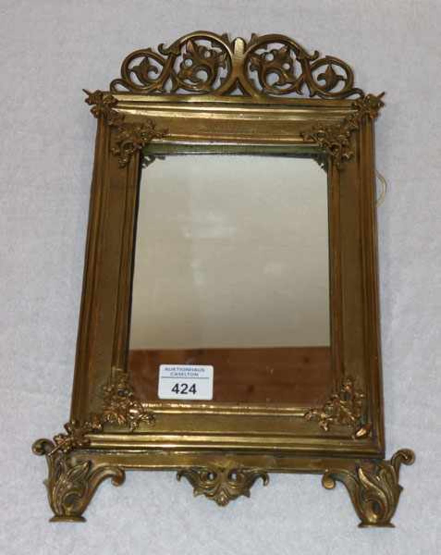 Tischspiegel aus Messing mit reliefiertem Dekor, teils beschädigt, nicht komplett, H 40 cm, B 27 cm