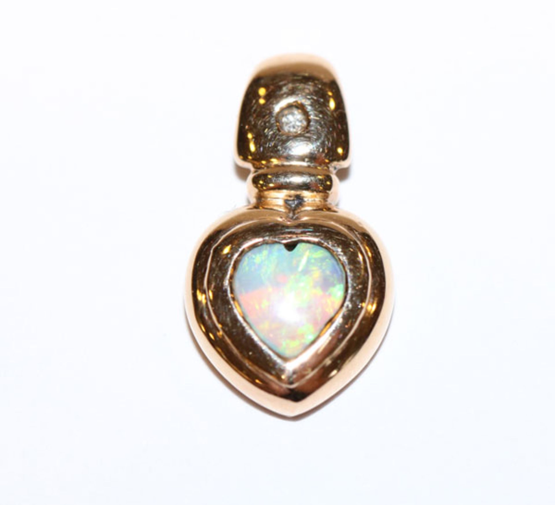9 k Gelbgold Anhänger in Herzform mit Opal und kleinem Diamant, L 1,8 cm