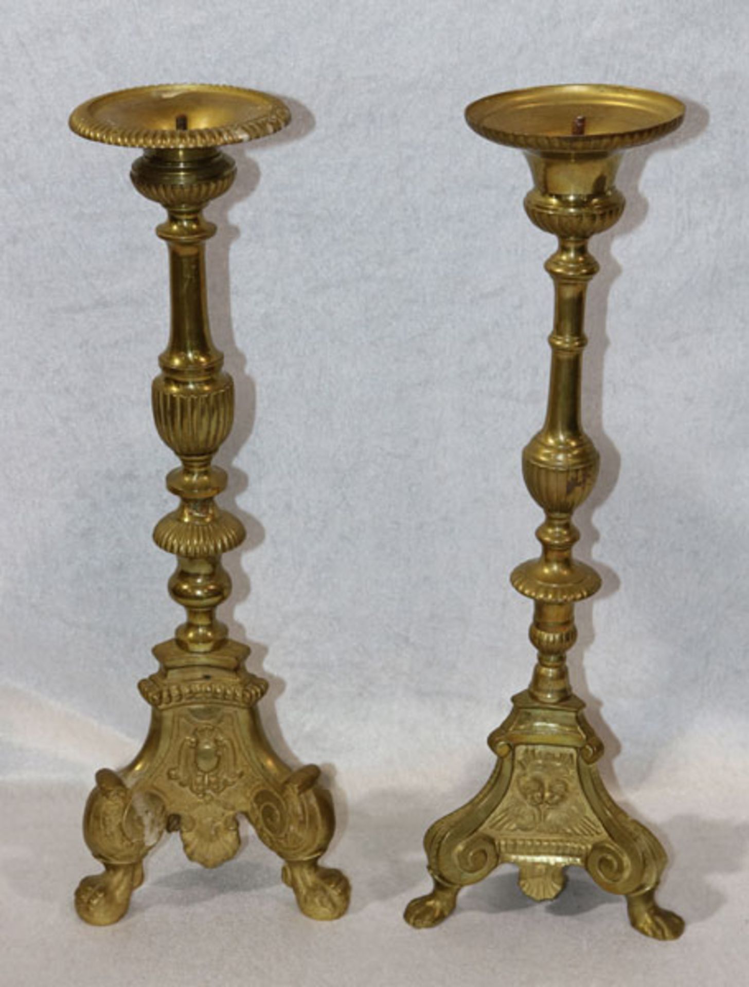 2 Kirchenleuchter, Messing mit Restvergoldung, unterschiedliche Dekore, 19. Jahrhundert, H 50 cm,
