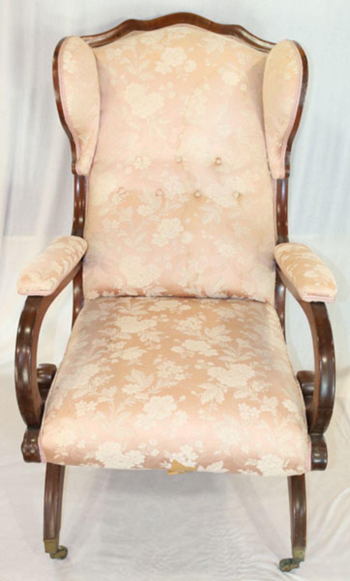Ohrenbacken-Armlehnstuhl auf geschwungenen Beinen, Sitz, Lehne und Armlehnen gepolstert und rosé/