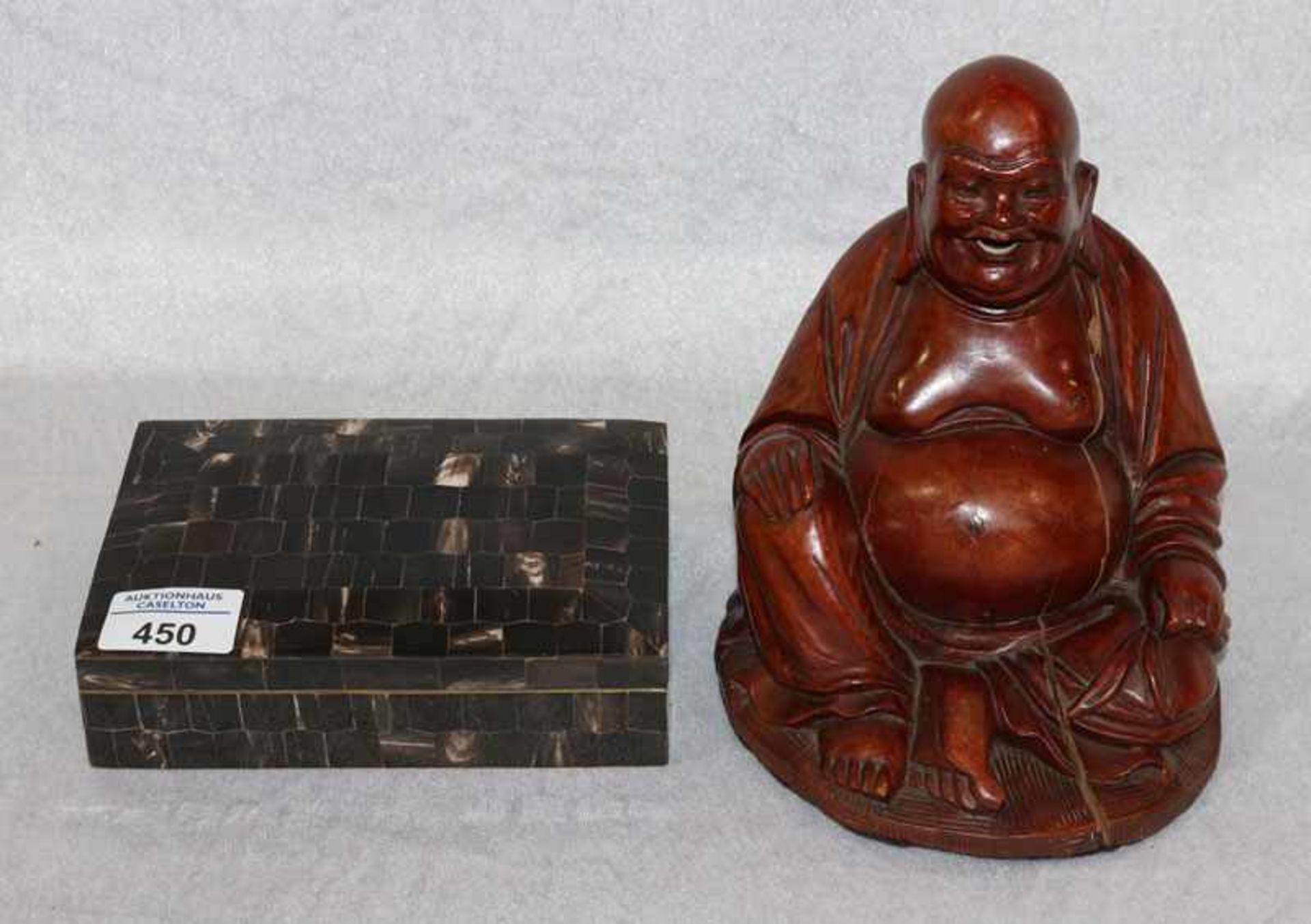Holzfigur 'Buddha', Trocknungsrisse, H 18 cm, B 16 cm, T 18 cm, und Deckeldose mit Hornverzierung, H