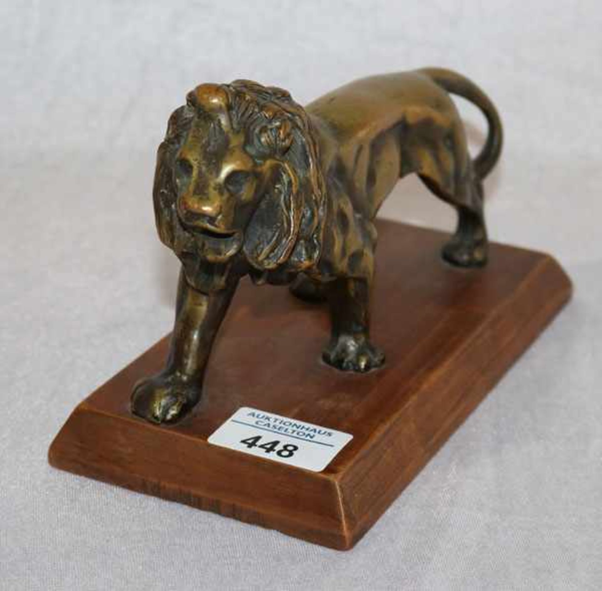Tierfigur, wohl Bronze, 'Löwe' auf Holzsockel, H 13 cm, B 20 cm, T 10 cm