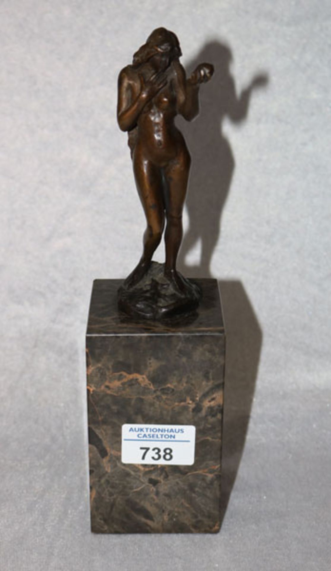 Bronze Figurenskulptur 'Frauenakt', auf Marmorsockel, H 27 cm, B 7 cm, T 7 cm