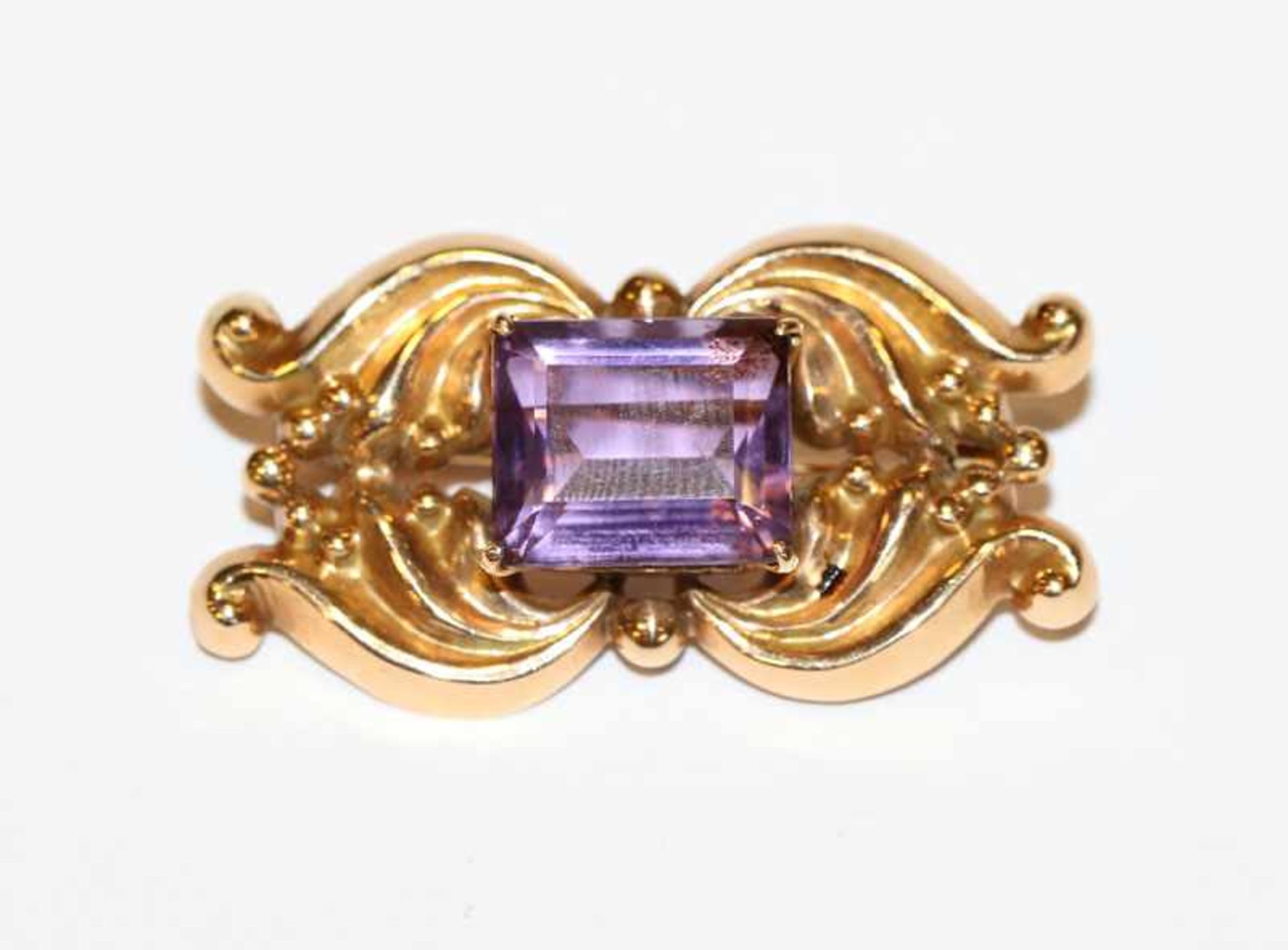 14 k Gelbgold (geprüft) Brosche mit Amethyst, B 3,5 cm, 8,2 gr.