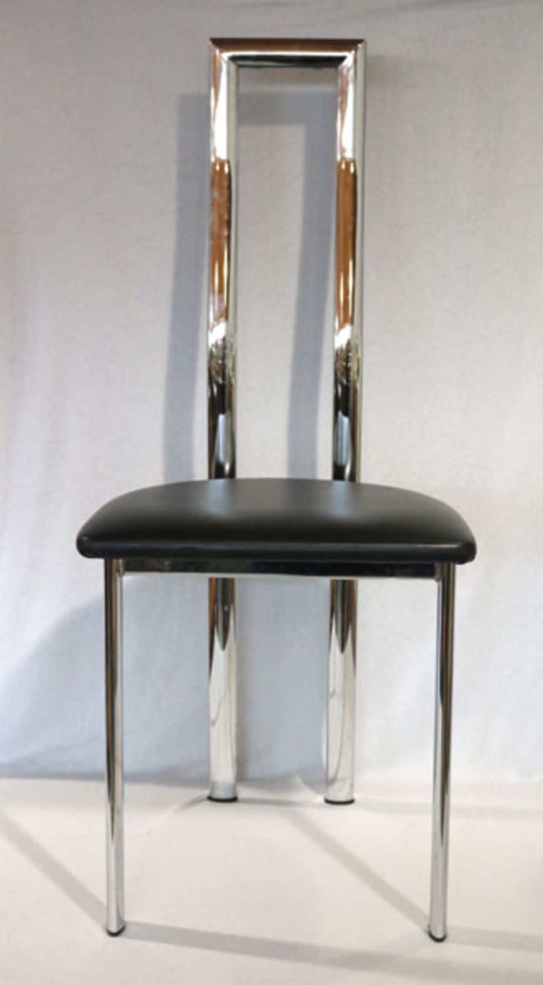 6 Designer Metall Stühle mit gepolstertem Sitz, schwarz bezogen, H 106 cm, B 44 cm, T 39 cm,