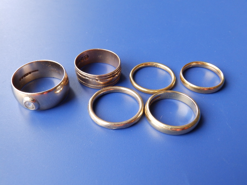 A 22ct gold wedding band, and 18ct band and four others. (6)
