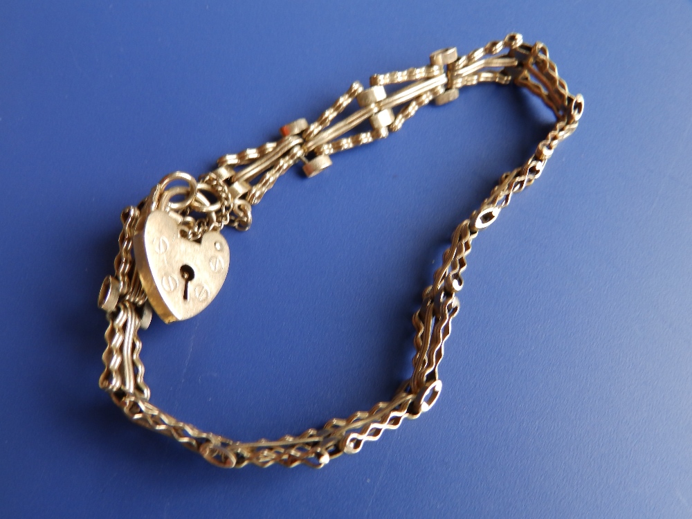 A 9ct gate link style bracelet.
