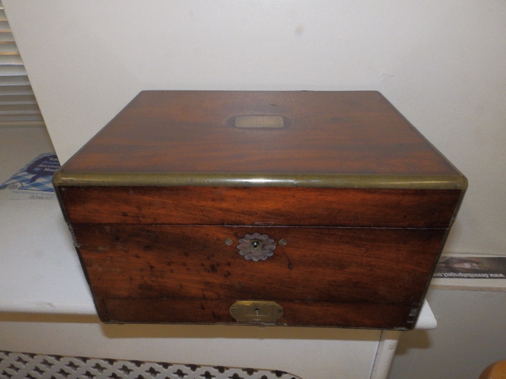 A Victorian toiletry box and contents of jewellery and other items. - Bild 3 aus 3