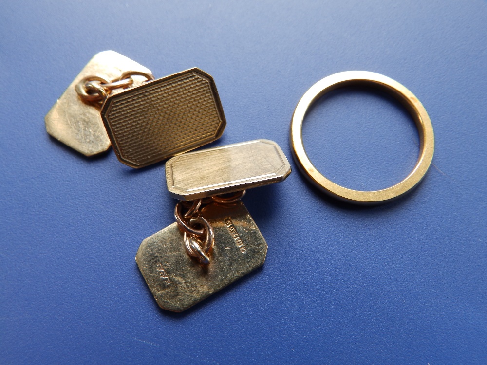 A 22ct gold wedding band and a pair of 9ct cufflinks. (3)