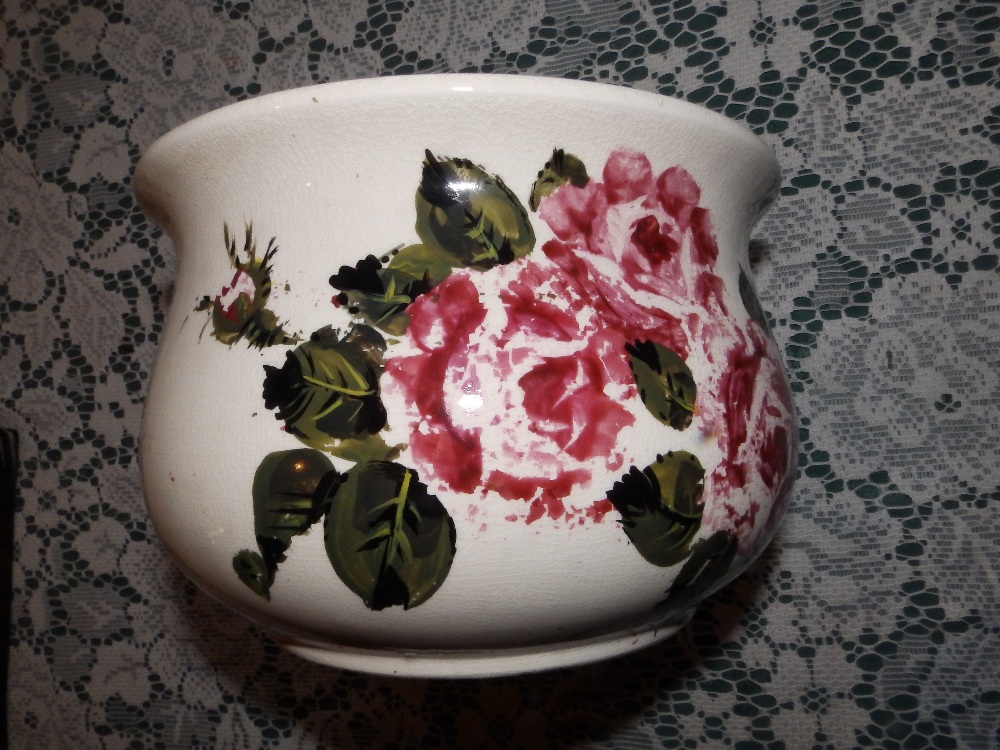 An Exon Pottery jardiniere and a rubbed Wemyss chamber pot. (2) - Image 3 of 4