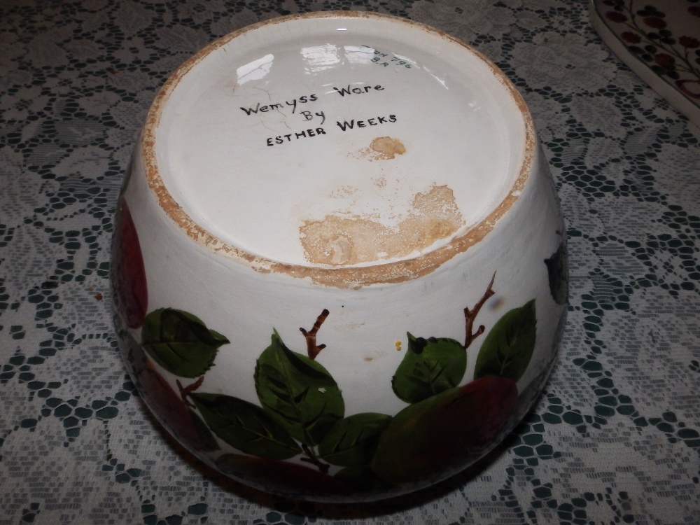 An Exon Pottery jardiniere and a rubbed Wemyss chamber pot. (2) - Image 2 of 4