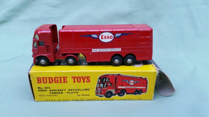A Budgie Aircraft Refuelling Esso Tanker 'Pluto', 256 – boxed.