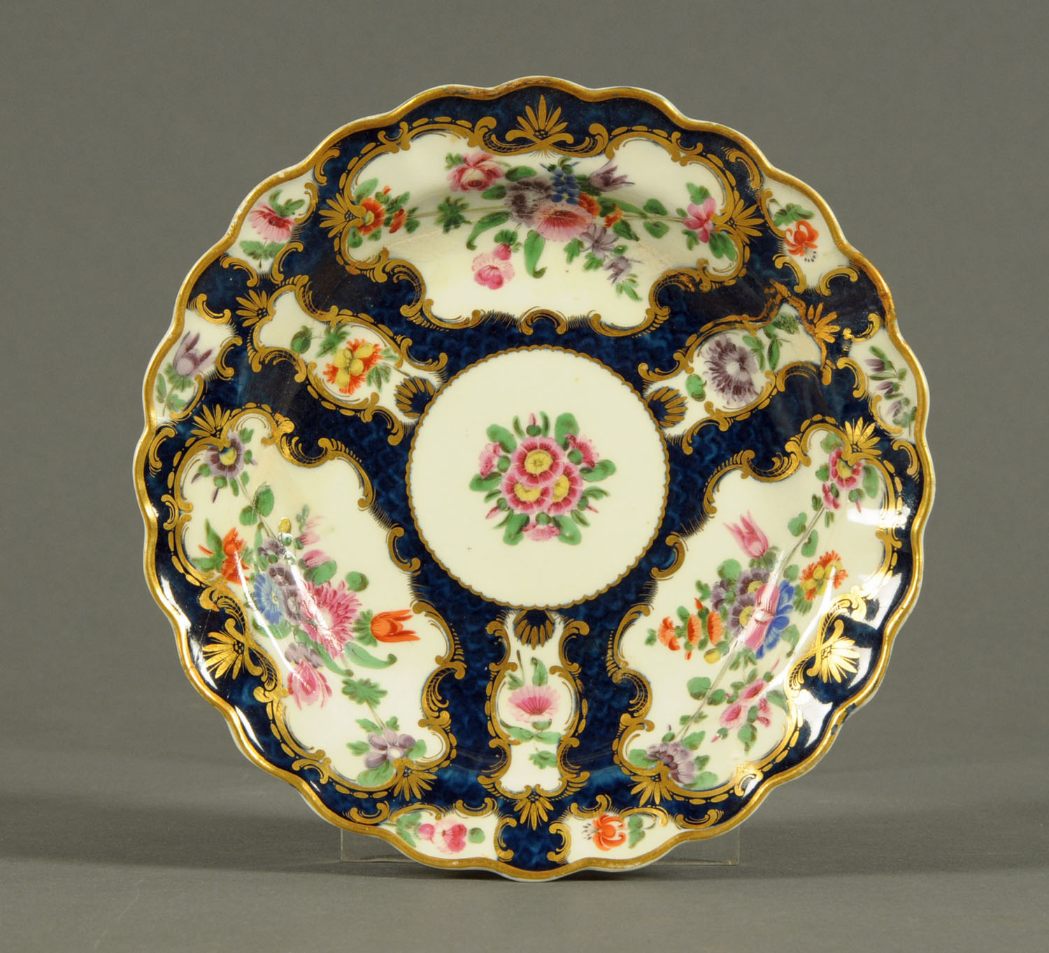 A Worcester Scale Blue porcelain lobed dish, decorated with flowers. Diameter 19 cm.