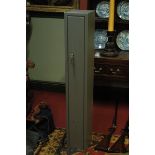 3 gun cabinet, with 3 keys. Height 133 cm, width 20 cm, depth 22 cm.