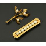 An 18 ct gold and pearl bar brooch, eight pearls, length 5.