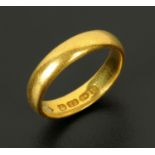 A 22 ct gold wedding band, 6.3 grams, size Q.