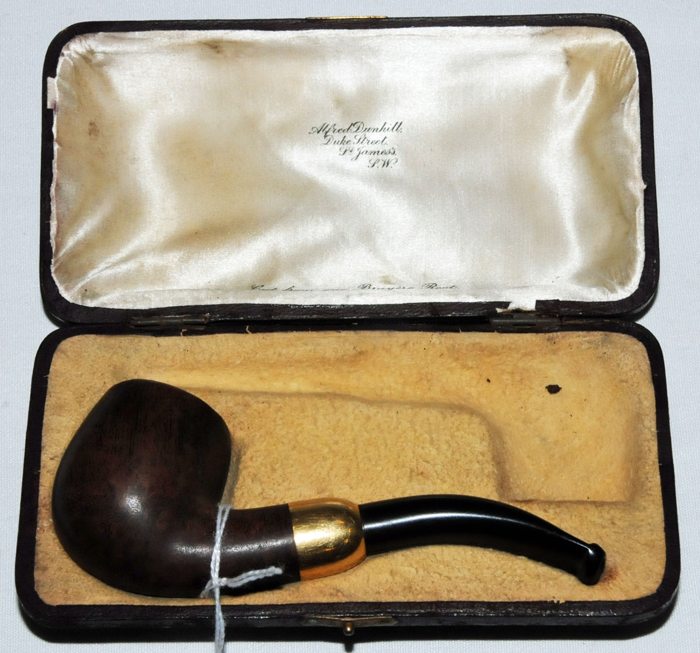 An Alfred Dunhill bruyere root pipe, circa 1915, with 18 ct gold mount and vulcanite mouth piece, - Image 2 of 10