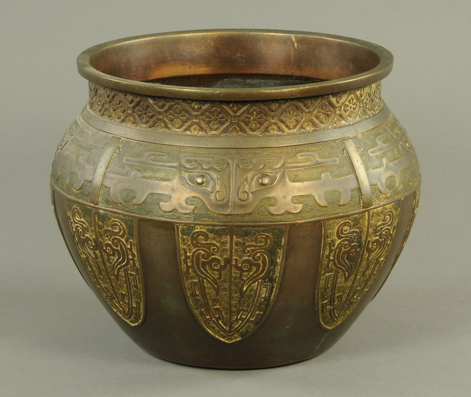 A large 19th century Chinese bronze jardiniere. Diameter +/- 38 cm (see illustration).