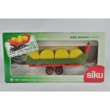 Siku 1/32 Round Bale Trailer. M in Box.