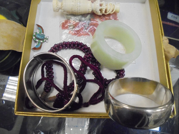 A box of assorted jewellery to include two white metal bangles, - Image 8 of 10