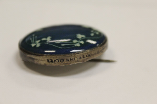 A Ruskin ceramic brooch decorated with floral motifs on a blue ground, stamped "Ruskin" to back, - Image 5 of 8
