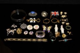 A collection of jewellery to include a jade ring, various pearl necklaces,