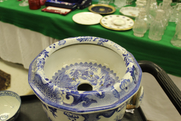 A Mason's ironstone Willow pattern slop pail, - Image 2 of 46