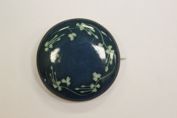 A Ruskin ceramic brooch decorated with floral motifs on a blue ground, stamped "Ruskin" to back, - Image 4 of 8