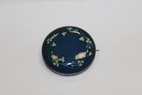 A Ruskin ceramic brooch decorated with floral motifs on a blue ground, stamped "Ruskin" to back, - Image 2 of 8