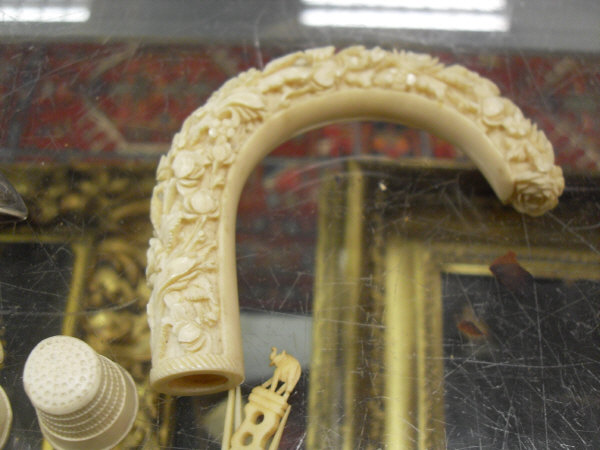 A collection of various carved ivory and bone items to include apple corer, counters, thimbles, - Image 3 of 15