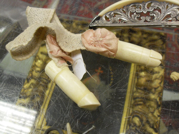 A collection of various carved ivory and bone items to include apple corer, counters, thimbles, - Image 5 of 15
