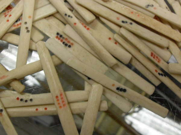 A collection of various carved ivory and bone items to include apple corer, counters, thimbles, - Image 15 of 15