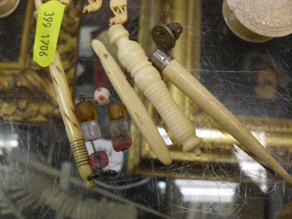 A collection of various carved ivory and bone items to include apple corer, counters, thimbles, - Image 7 of 15