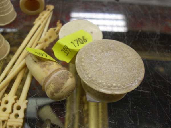 A collection of various carved ivory and bone items to include apple corer, counters, thimbles, - Image 8 of 15