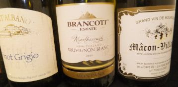 Various white wines including Mâcon-Villages Reserve 2009 x 5,