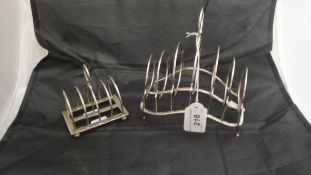 A George III silver six section toast rack (London 1802 by William Abdy II) 5.